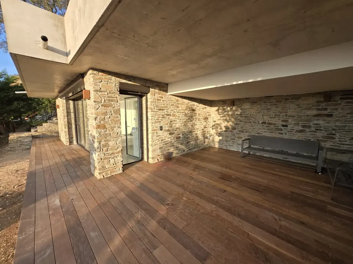 Faites appel à MOE Sud-Corse, Terrasse moderne avec murs en pierre.